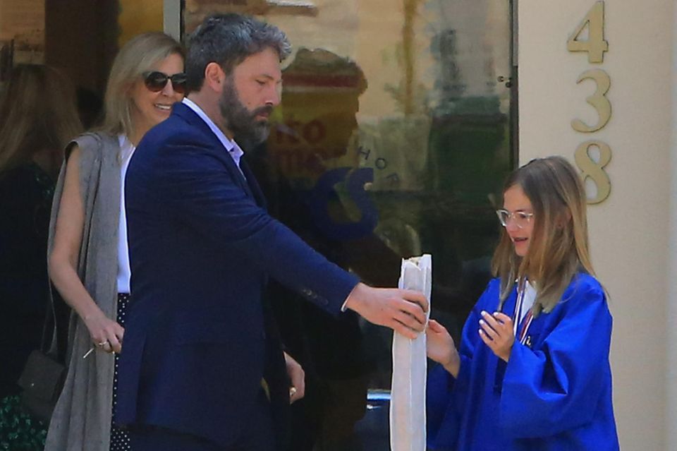 Jennifer Garner + Ben Affleck : Ben Affleck und Tochter Violet bei ihrer Abschlussfeier. Stolz nimmt die Zwölfjährige ein Dokument von ihrem Vater entgegen. Ben Affleck und Tochter Violet bei ihrer Abschlussfeier. Stolz nimmt die Zwölfjährige ein Dokument von ihrem Vater entgegen.