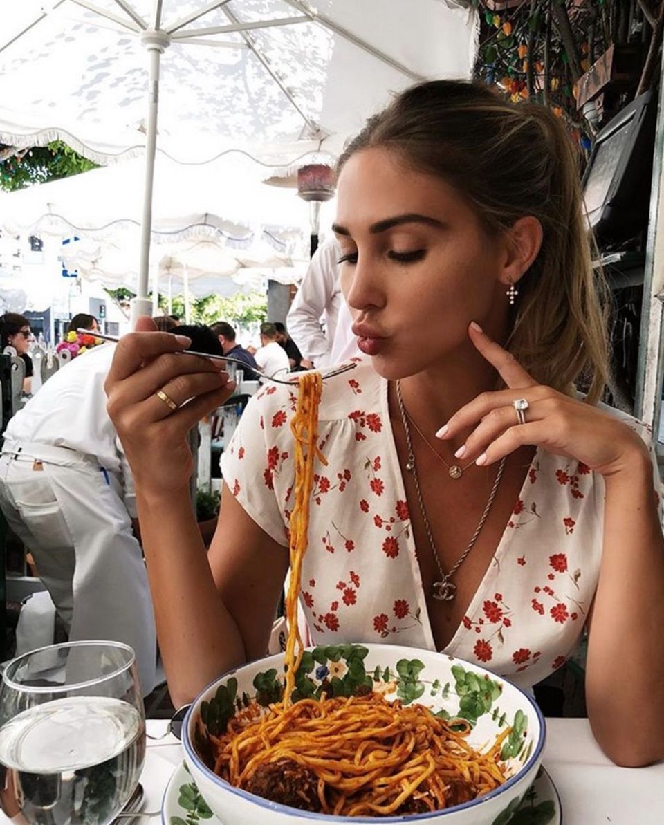 Yummie! Ann-Kathrin Brömmel lässt sich die leckere Pasta im sonnigen Los Angeles schmecken. Yummie! Ann-Kathrin Brömmel lässt sich die leckere Pasta im sonnigen Los Angeles schmecken.