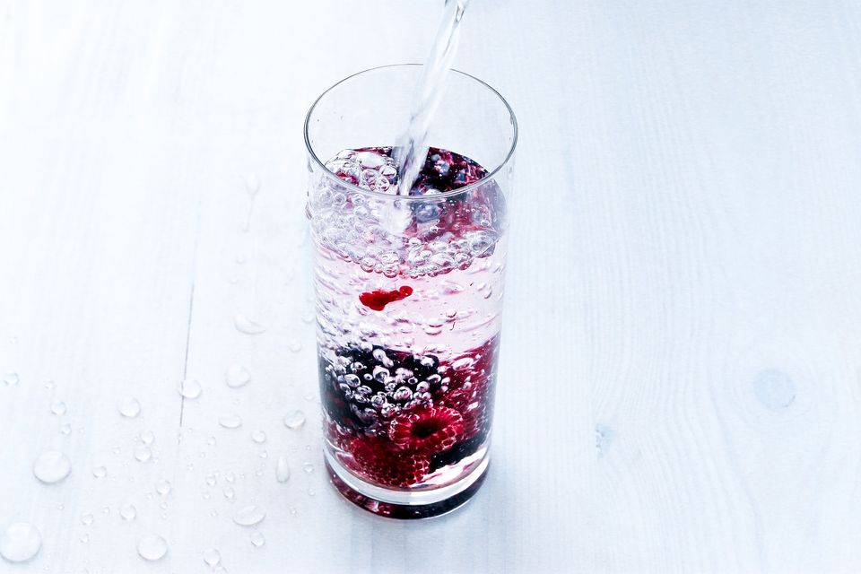 Hitzewelle: Trinken Sie immer genug. 2 Liter sollten es auf jeden Fall sein – am besten Wasser. Trinken Sie immer genug. 2 Liter sollten es auf jeden Fall sein – am besten Wasser.