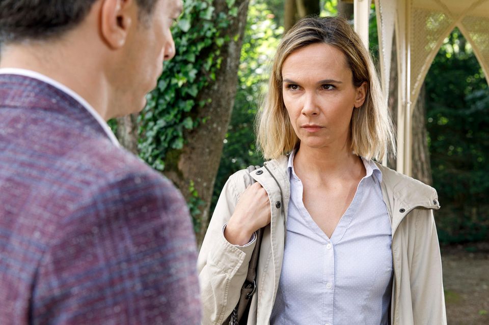 Sturm der Liebe: Folge 2978 am Dienstag (21.08.18): Robert (Lorenzo Patané, l.) trifft am Fürstenhof überraschend auf seine alte Bekannte Madeleine (Dominique Marquet, r.). Folge 2978 am Dienstag (21.08.18): Robert (Lorenzo Patané, l.) trifft am Fürstenhof überraschend auf seine alte Bekannte Madeleine (Dominique Marquet, r.).