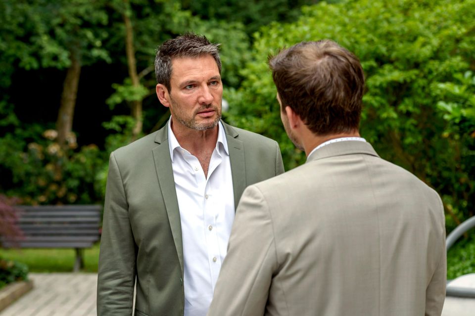 Sturm der Liebe: Folge 2984 am Mittwoch (29.08.18): Christoph (l. Dieter Bach) warnt seinen Sohn Boris (r. Florian Frowein) vor "dessen Kumpel" Tobias Folge 2984 am Mittwoch (29.08.18): Christoph (l. Dieter Bach) warnt seinen Sohn Boris (r. Florian Frowein) vor "dessen Kumpel" Tobias