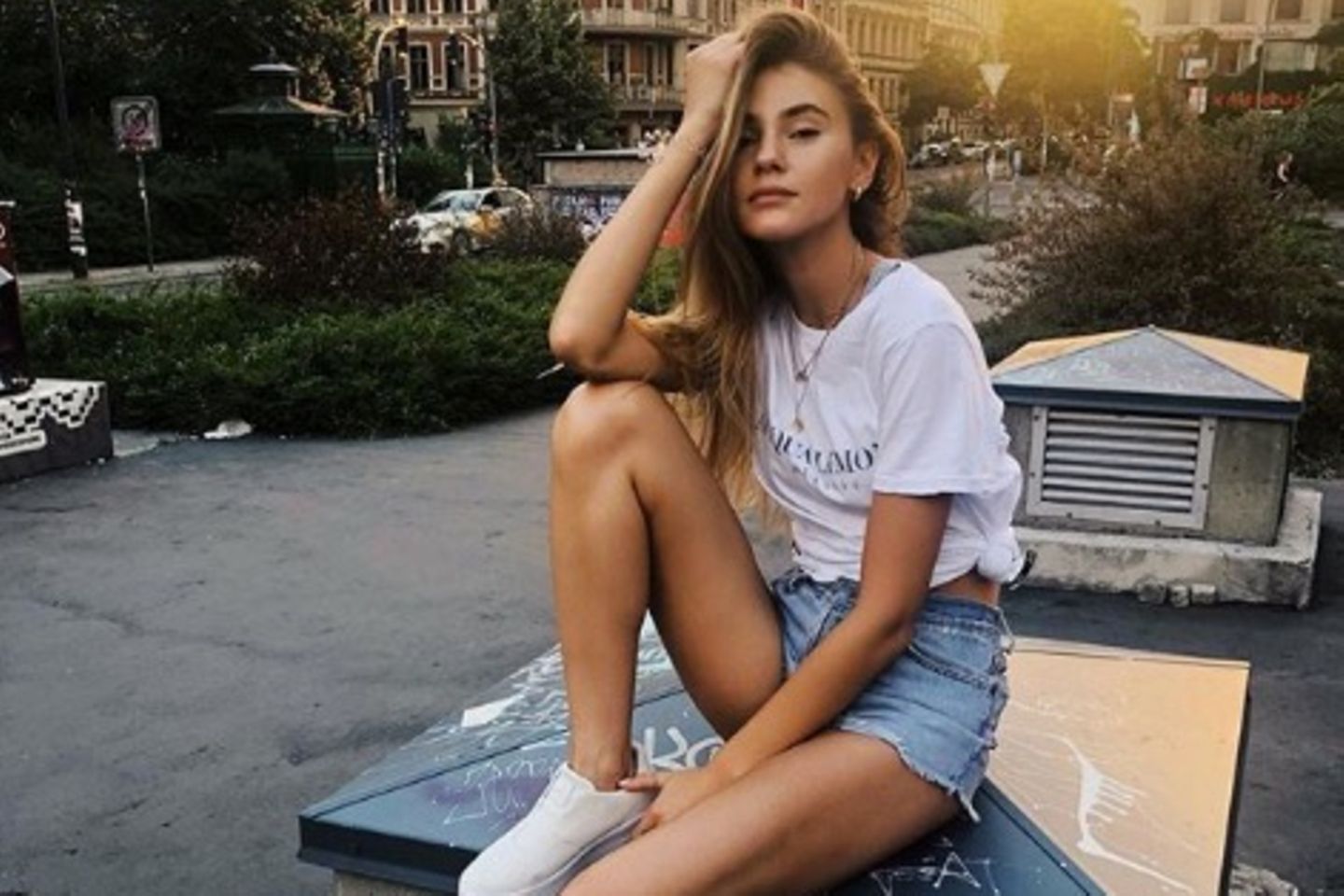 Sexy und extrem lässig: Model Stefanie Giesinger in Jeans-Shorts.