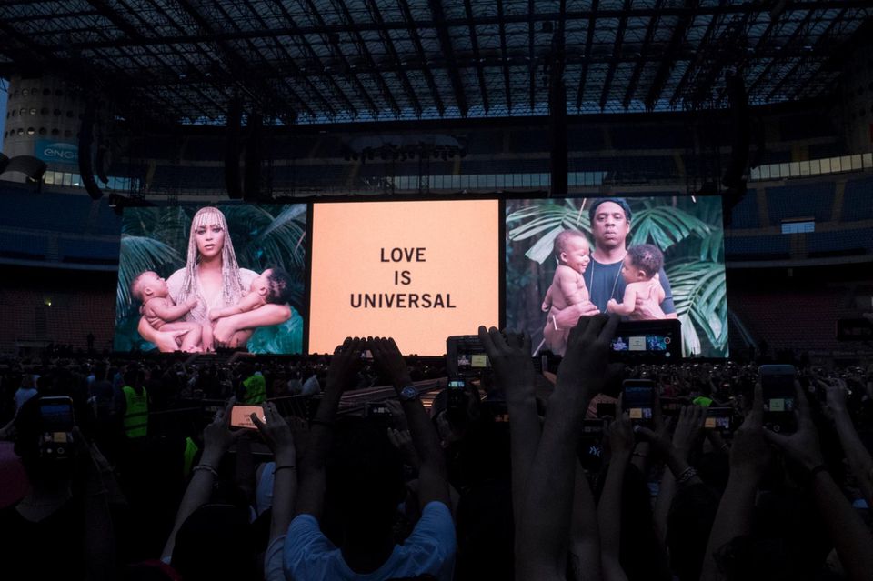 Beyoncé + Jay-Z: Beyoncé und Jay-Z präsentierten ihre Zwillinge erstmals öffentlich bei einem Konzert Beyoncé und Jay-Z präsentierten ihre Zwillinge erstmals öffentlich bei einem Konzert