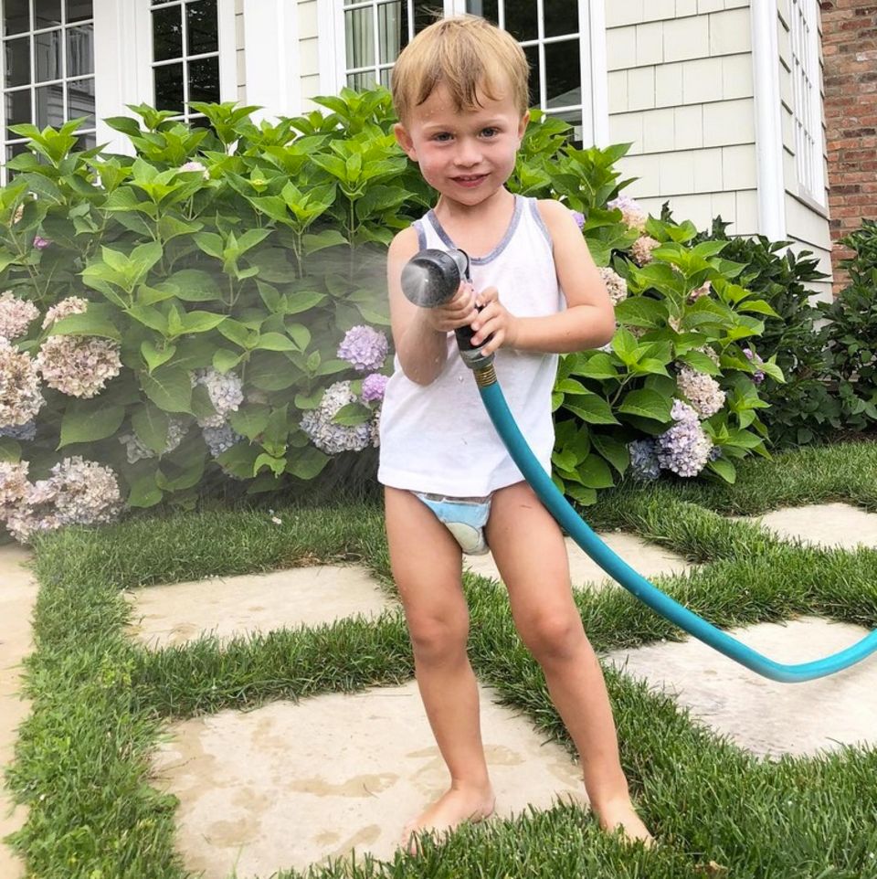 25. Juli 2018 Rafael Thomas hat alles im Griff. Der Sprössling von Hilaria und Alec Baldwin bewässert den Garten. Bei den Temperaturen auch genau das Richtige. 25. Juli 2018 Rafael Thomas hat alles im Griff. Der Sprössling von Hilaria und Alec Baldwin bewässert den Garten. Bei den Temperaturen auch genau das Richtige.