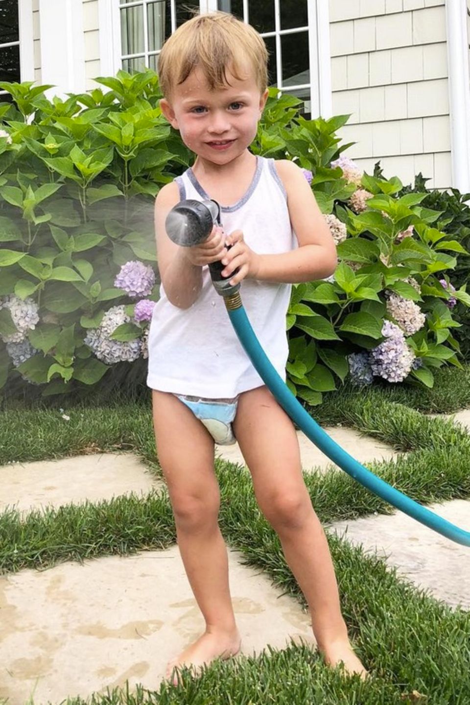 25. Juli 2018 Rafael Thomas hat alles im Griff. Der Sprössling von Hilaria und Alec Baldwin bewässert den Garten. Bei den Temperaturen auch genau das Richtige. 25. Juli 2018 Rafael Thomas hat alles im Griff. Der Sprössling von Hilaria und Alec Baldwin bewässert den Garten. Bei den Temperaturen auch genau das Richtige.