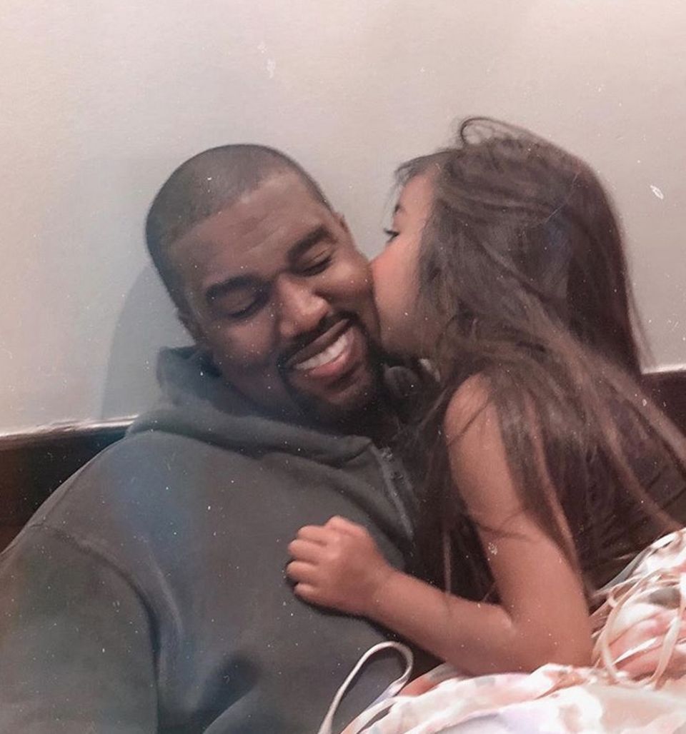 24. Juli 2018 Awww! Zum Dahinschmelzen! Diesen Moment muss Kim Kardashian einfach festhalten. Tochter North West gibt Papa Kanye West ein Küsschen auf die Wange. 24. Juli 2018 Awww! Zum Dahinschmelzen! Diesen Moment muss Kim Kardashian einfach festhalten. Tochter North West gibt Papa Kanye West ein Küsschen auf die Wange.