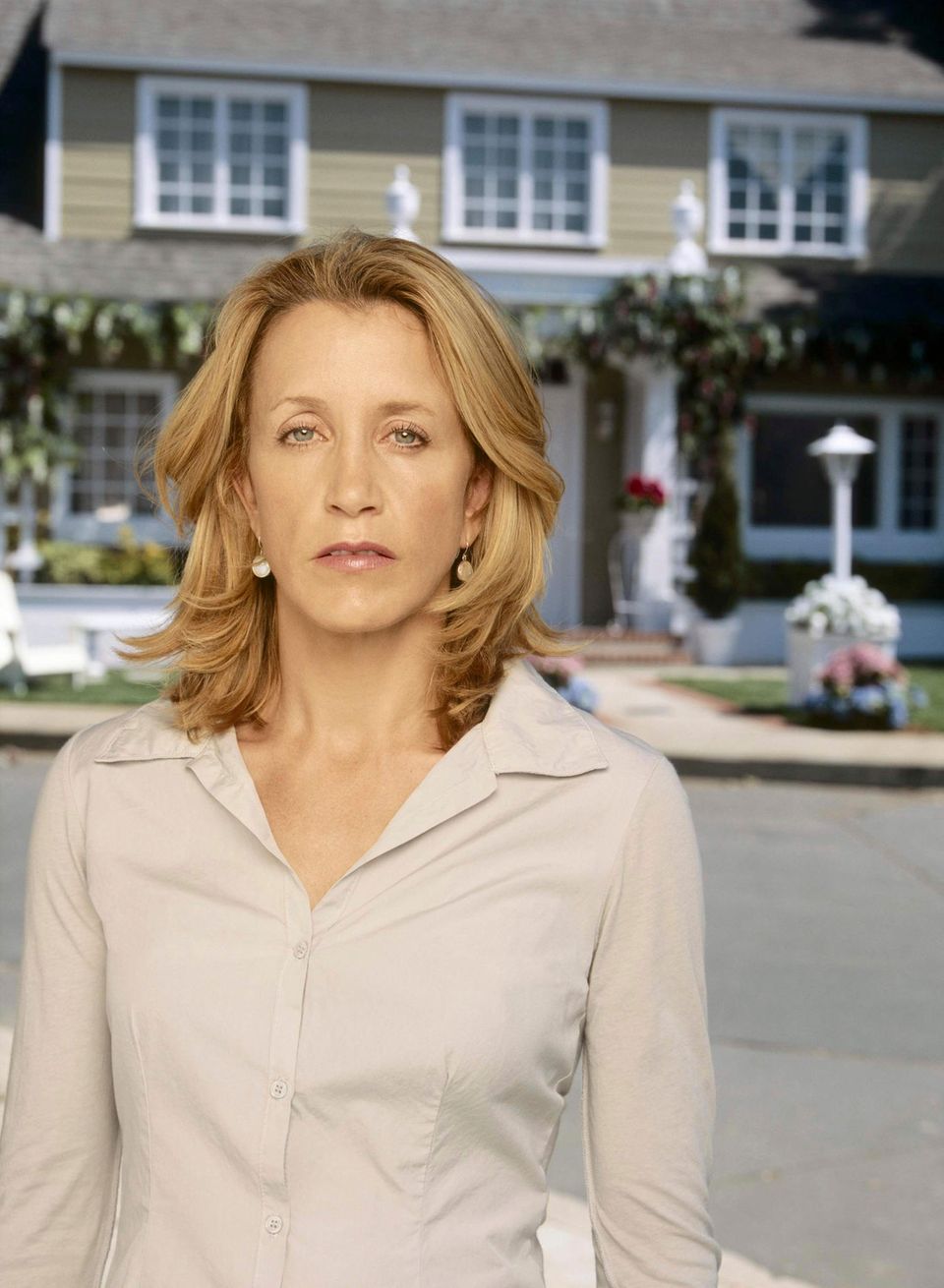 Felicity Huffman spielt die überforderte Hausfrau „Lynette Scavo“, die versucht, ihre Kinder, ihre Ehe und den Job unter einen Hut zu bringen. Felicity Huffman spielt die überforderte Hausfrau „Lynette Scavo“, die versucht, ihre Kinder, ihre Ehe und den Job unter einen Hut zu bringen.