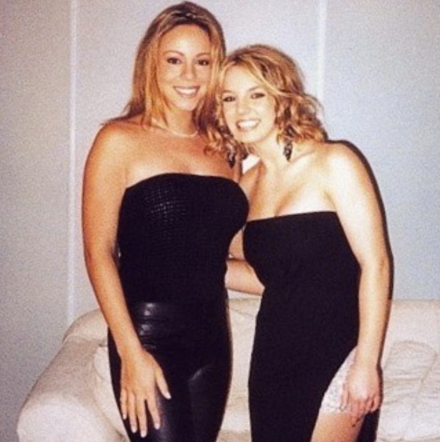 Mariah Carey outet sich als großer Fan ihrer jüngeren Kollegin Britney Spears. Auf ihrem Instagram-Account teilt die Pop-Diva dieses Foto aus vergangenen Tagen und hofft auf ein baldiges Wiedersehen. “Wir brauchen ein neues Foto, Brit”, schreibt Carey zu einem Foto der beiden am Donnerstag.