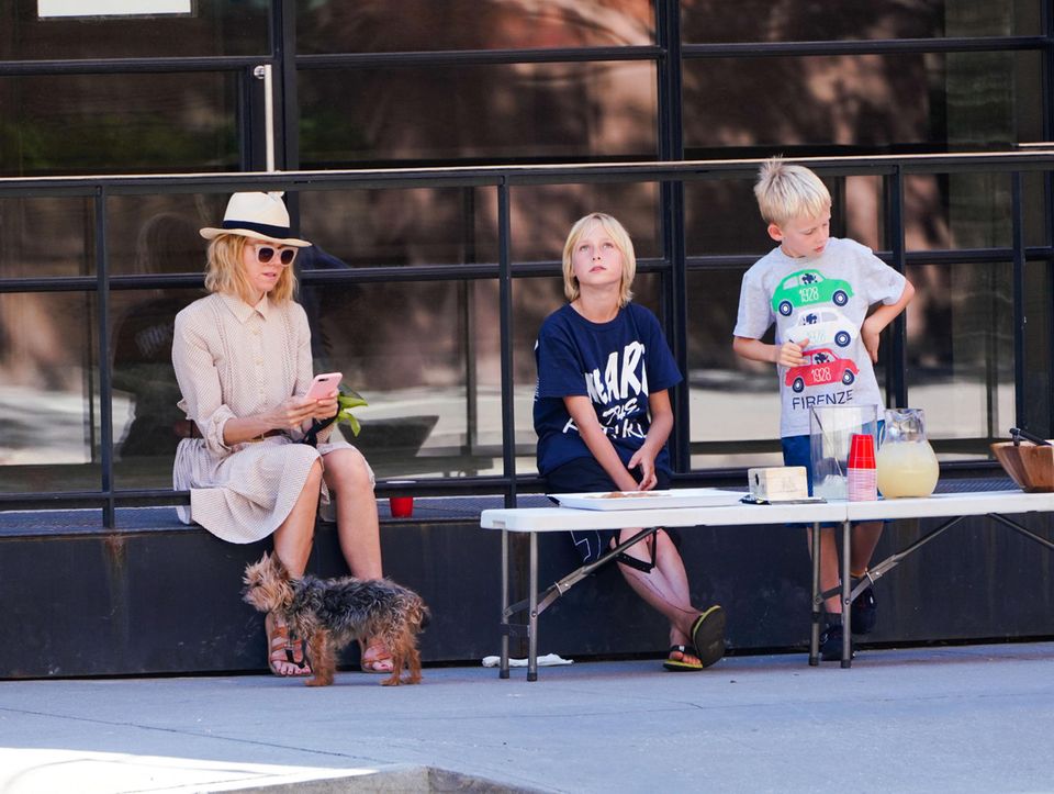22. Juli 2018 Naomi Watts unterstützt ihre Jungs Samuel und Alexander beim Limonade verkaufen. 22. Juli 2018 Naomi Watts unterstützt ihre Jungs Samuel und Alexander beim Limonade verkaufen.