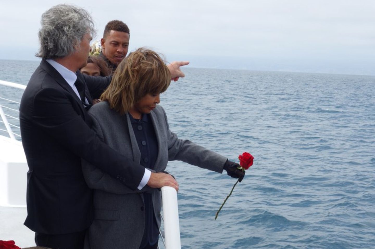 Tina Turner wirft eine Rose ins Meer