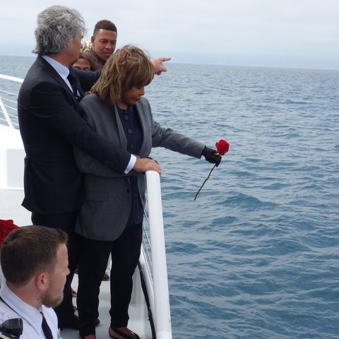 Tina Turner wirft eine Rose ins Meer