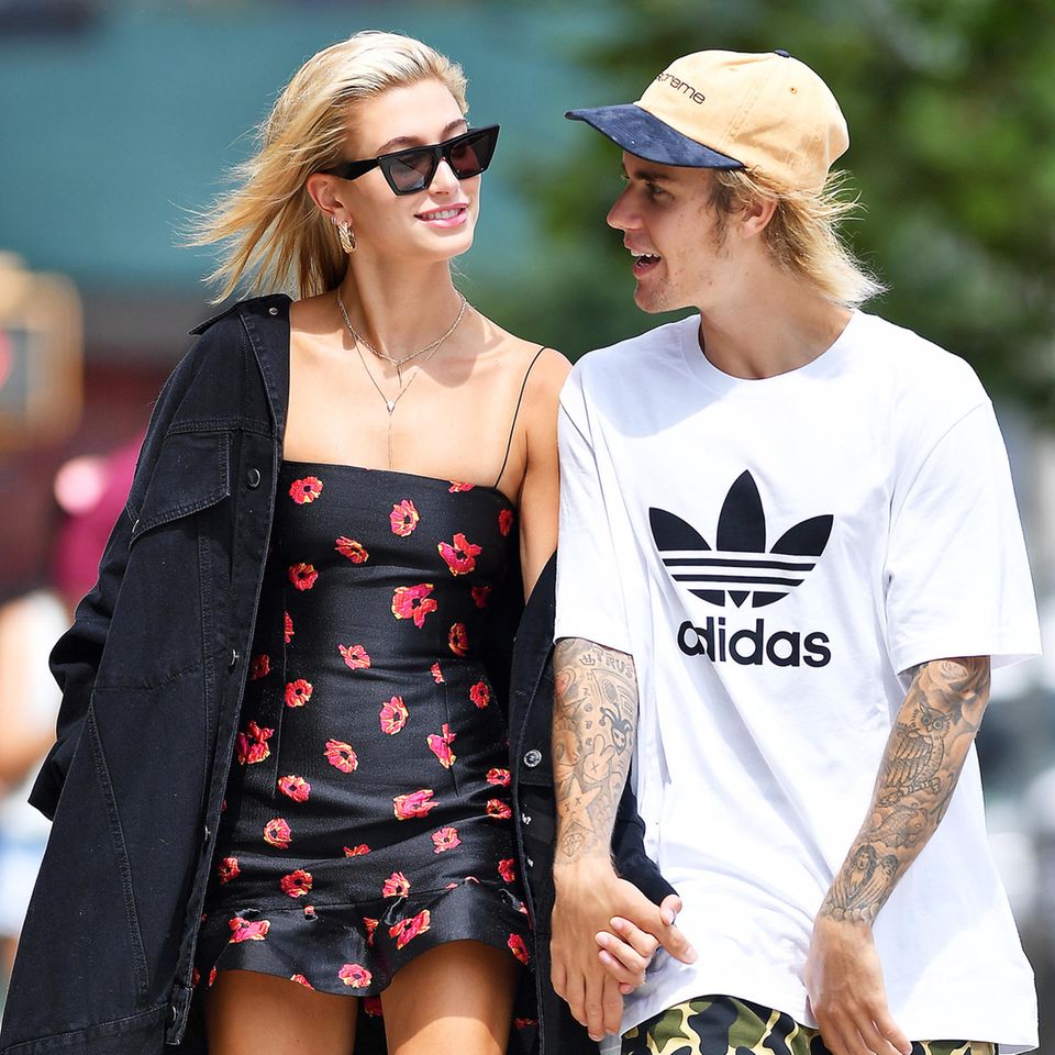 27. Juli 2018  Verliebt schlendern die Turteltauben Hailey Baldwin und Justin Bieber Hand in Hand durch New York. 