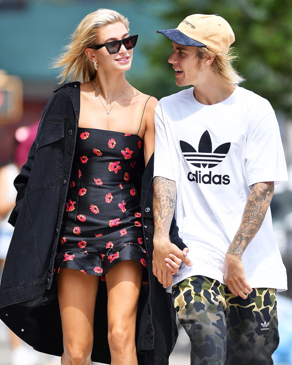 27. Juli 2018 Verliebt schlendern die Turteltauben Hailey Baldwin und Justin Bieber Hand in Hand durch New York. 27. Juli 2018 Verliebt schlendern die Turteltauben Hailey Baldwin und Justin Bieber Hand in Hand durch New York.