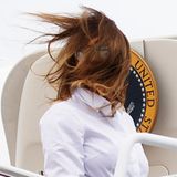 Vom Winde verweht: Beim Einstieg in die Präsidentenmaschine Air Force One stehen Melania und Donald Trump die Haare zu Berge. Gut, dass immer Fotografen zur Stelle sind und uns mit diesem lustigen Schnappschuss versorgen. 
