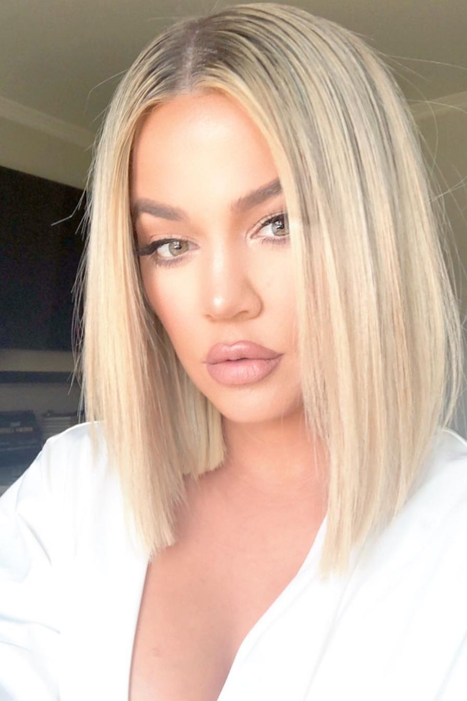 Ja, sie hat es wieder getan! Khloé Kardashian hat sich von ihrer langen Haarpracht getrennt und trägt wieder einen Bob. Das Beweisfoto teilt sie mit ihren Fans auf Instagram, die ihre neue Frisur ebenfalls lieben.