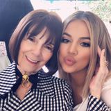Ob sich Khloé für ihre neue Frisur Inspiration bei Oma Mary Jo holte? Auf Instagram gratuliert der Reality-Star seiner Oma zum 84. Geburtstag und teilt dieses Foto. Siehe da: Auch Oma MJ trägt einen Bob – jedoch in einer etwas kürzeren Variante.