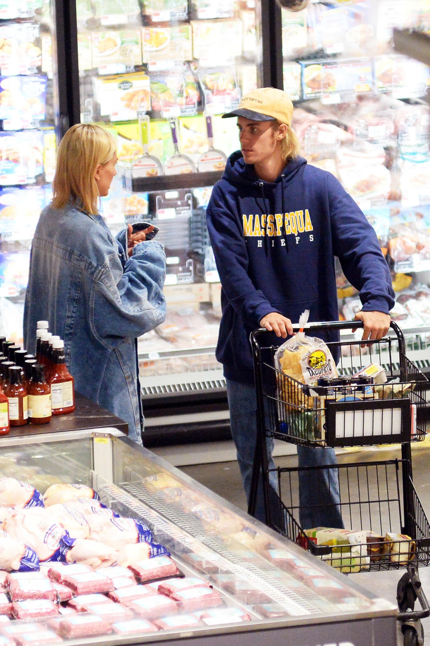 Noch etwas unschlüssig stehen Hailey Baldwin und Justin Bieber im "Whole Foods "-Markt in New York City ... 