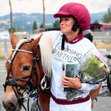 Doch trotz ihrer Erfahrung als Springreiterin und Pferdenärrin verliert sie das Trabrennen, da ihr Pony vor der Ziellinie zu galoppieren beginnt. 