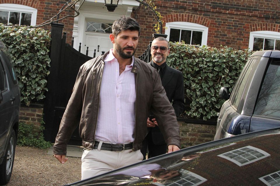 Fadi Fawaz und George MIchael 2012 vor dem Haus des Sängers in London Fadi Fawaz und George MIchael 2012 vor dem Haus des Sängers in London