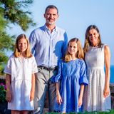 29. Juli 2018  Sommerliche Grüße der spanischen Königsfamilie aus Palma de Mallorca. Fröhlich in Blau Weiß gekleidet posieren Könige Felipe, Königin Letizia, Prinzessin Sofia und Prinzessin Leonor.