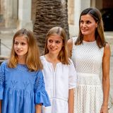 29. Juli 2018  Stolz präsentiert Königin Letizia ihre beiden Mädels Prinzessin Leonor und Prinzessin Sofia. 