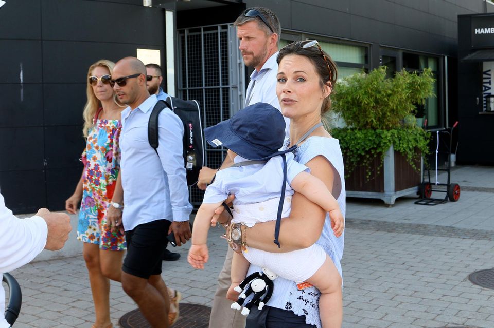 Prinzessin Sofia + Prinz Carl Philip: Prinzessin Sofia trägt Söhnchen Prinz Gabriel auf dem Arm. Prinzessin Sofia trägt Söhnchen Prinz Gabriel auf dem Arm.