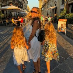 28. Juli 2018  „Sex and the City“-Star Sarah Jessica Parker urlaubt derzeit mit ihrer Familie im italienischen Portofino. In niedlichen, rosa-gemusterten Kleidchen und mit Wallemähne hüpfen Marion und Tabitha nach dem Restaurantbesuch munter neben den Mama Sarah Jessica her. 