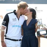 26. Juli 2018  Als Belohnung für seinen Sieg bekommt Prinz Harry von seiner Meghan noch einen zärtlichen Kuss – in aller Öffentlichkeit!