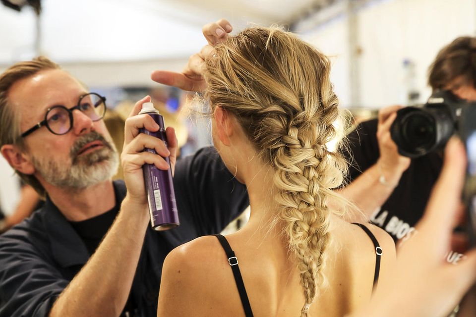Backstage vor der Show von Lana Mueller: Creative Director Alexander Dinter perfektioniert den Look