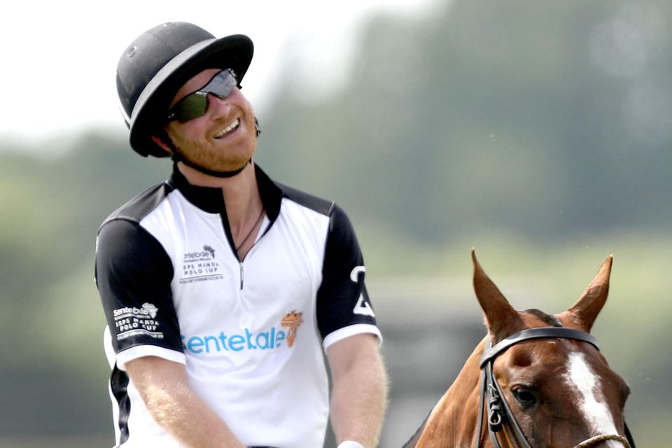 Herzogin Meghan: Ganz verliebt: Immer wieder guckt Harry während des Poloturniers grinsend in Richtung Meghan, die sich am Spielfeldrand von einer Freundin die Regeln genauer erklären lässt Ganz verliebt: Immer wieder guckt Harry während des Poloturniers grinsend in Richtung Meghan, die sich am Spielfeldrand von einer Freundin die Regeln genauer erklären lässt