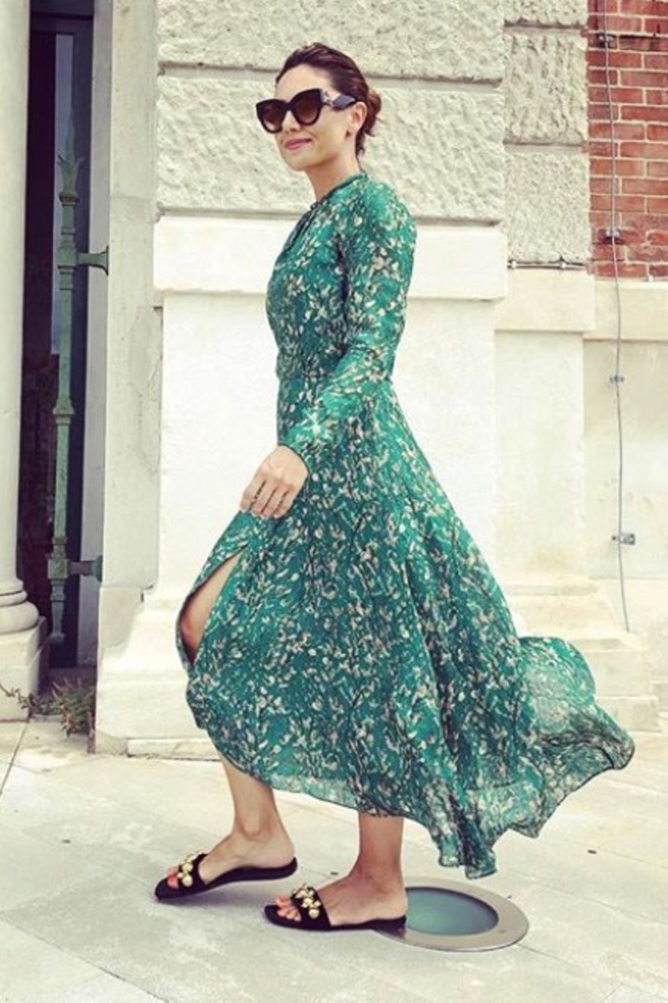 Ein leichtes Sommerkleid ist in der Hitze genau die richtige Wahl. Das weiß auch Nazan Eckes. Besonders luftig wird es, sobald eine frische Brise durch den leichten Stoff geht. Ein leichtes Sommerkleid ist in der Hitze genau die richtige Wahl. Das weiß auch Nazan Eckes. Besonders luftig wird es, sobald eine frische Brise durch den leichten Stoff geht.
