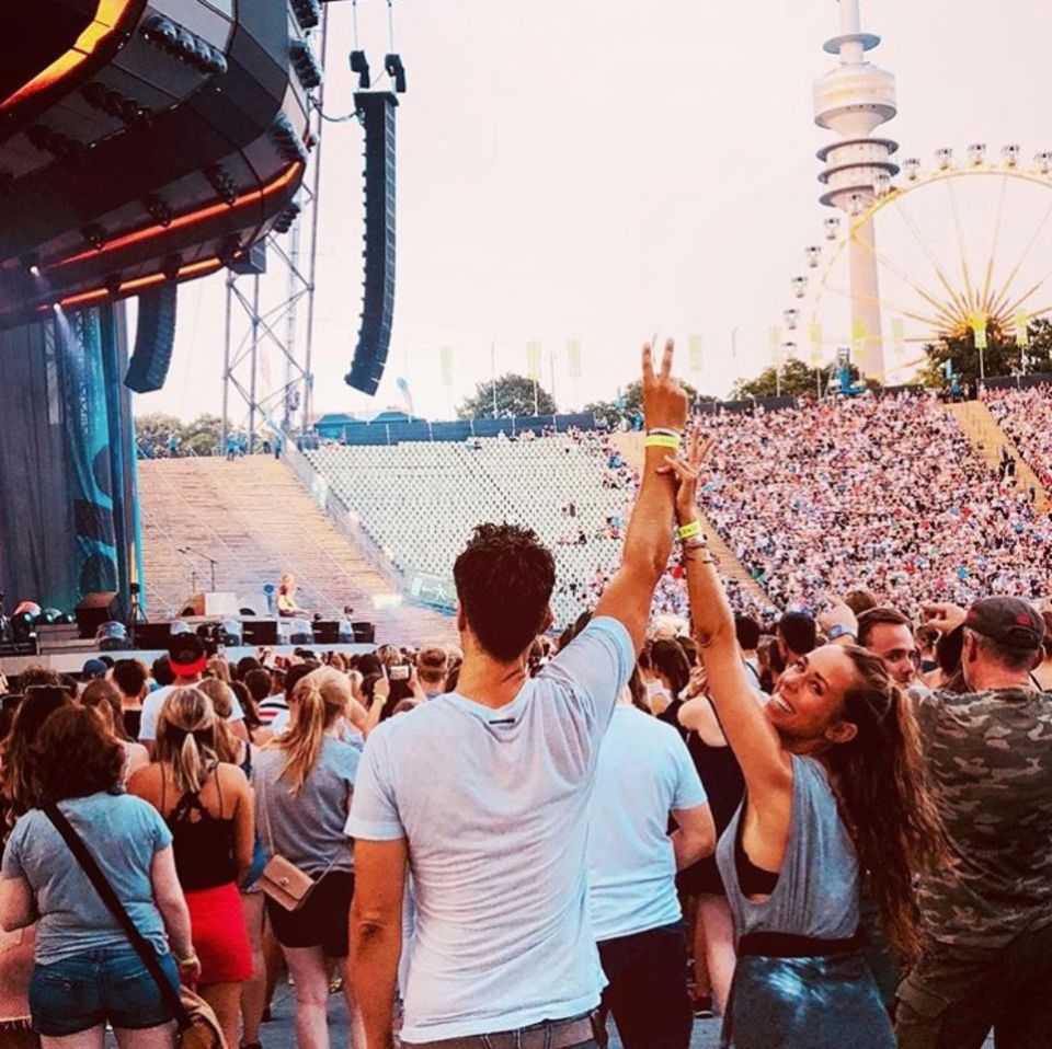 30. Juli 2018 Gemeinsam Musik hören im Münchener Olympiastadion. Wayne und Annemarie Carpendale genießen die Zeit zu zweit. 30. Juli 2018 Gemeinsam Musik hören im Münchener Olympiastadion. Wayne und Annemarie Carpendale genießen die Zeit zu zweit.