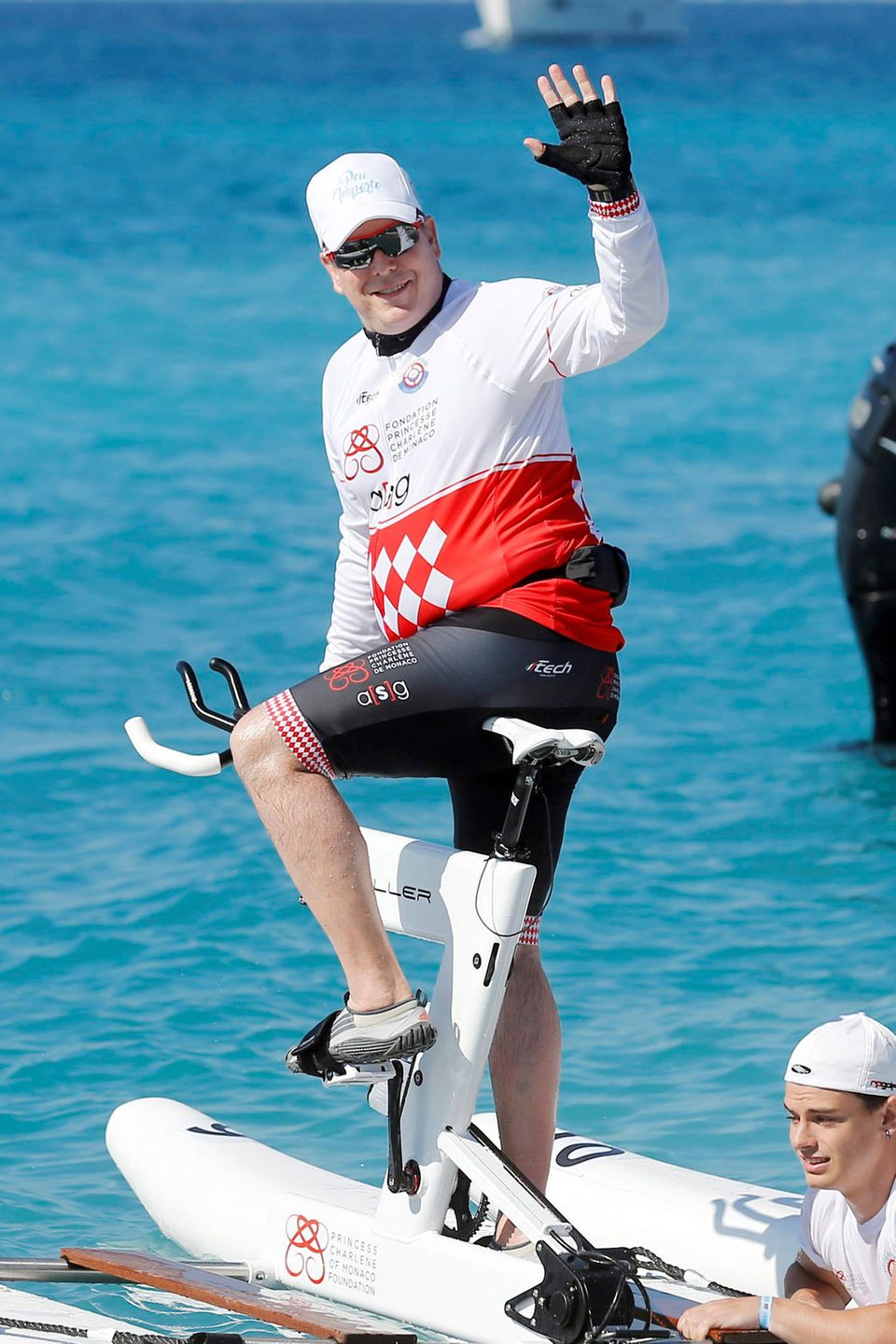 Auch Fürst Albert hat das "Water Bike" für sich entdeckt. Einen großen Vorteil hat es ja: Wenn man fällt, schlägt man nicht auf heißem Asphalt auf, nein, man fällt ins kühle Nass. Auch Fürst Albert hat das "Water Bike" für sich entdeckt. Einen großen Vorteil hat es ja: Wenn man fällt, schlägt man nicht auf heißem Asphalt auf, nein, man fällt ins kühle Nass.