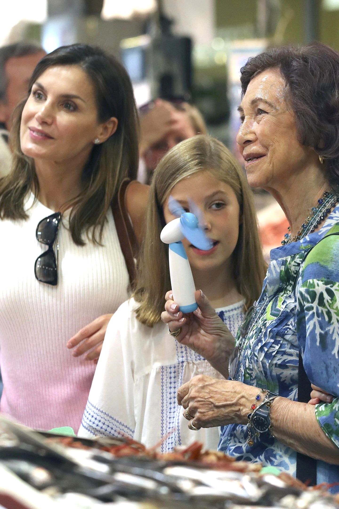 Felipes Mutter, Königin Sofia, freut sich bei dieser Hitze ihren Taschenventilator dabeizuhaben.