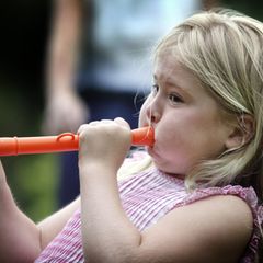 Haltet die Ohren zu! Máximas und Willem-Alexanders Tochter Prinzessin Catharina-Amalia hat die Vuvuzela für sich entdeckt.