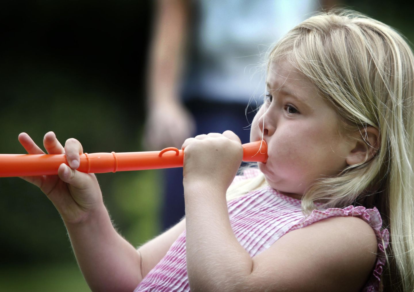 Haltet die Ohren zu! Máximas und Willem-Alexanders Tochter Prinzessin Catharina-Amalia hat die Vuvuzela für sich entdeckt.