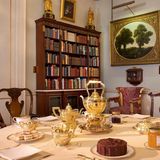 Die kleine Bibliothek des Clarance Houses verfügt über einen Esstisch an dem ein Tee eingenommen werden kann. 