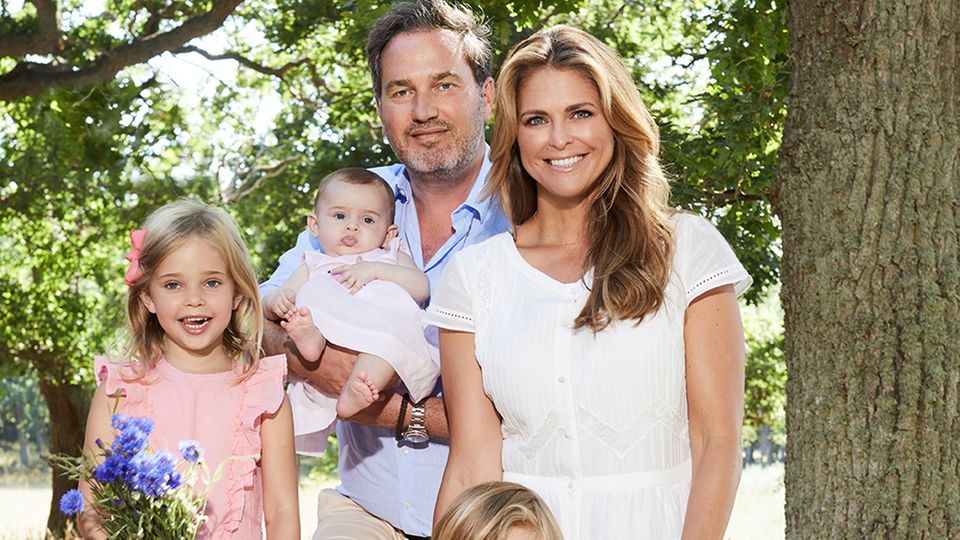 Prinzessin Madeleine: 2. August 2018 Ein wundervolles Familienfoto für die Ewigkeit: Prinzessin Madeleine (rechts) und ihre Familie rund um Ehemann Chris O'Neill, den Töchtern Leonore und Adrienne und Sohn Nicholas. 2. August 2018 Ein wundervolles Familienfoto für die Ewigkeit: Prinzessin Madeleine (rechts) und ihre Familie rund um Ehemann Chris O'Neill, den Töchtern Leonore und Adrienne und Sohn Nicholas.