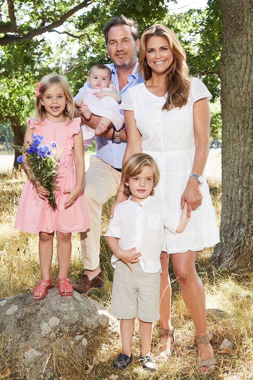 2. August 2018   Ein wundervolles Familienfoto für die Ewigkeit: Prinzessin Madeleine (rechts) und ihre Familie rund um Ehemann Chris O'Neill, den Töchtern Leonore und Adrienne und Sohn Nicholas.