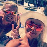 Nachdem Natascha Ochsenknecht und ihr neuer Freund Oliver bei der "Remus Lifestyle Night" ihr Red-Carpet-Debüt als Paar feierten, lassen sie es sich am Strand von Palma gut gehen. Mit stylischen, verspiegelten Sonnenbrillen lächeln sie für das Selfie. Cheeeese! 
