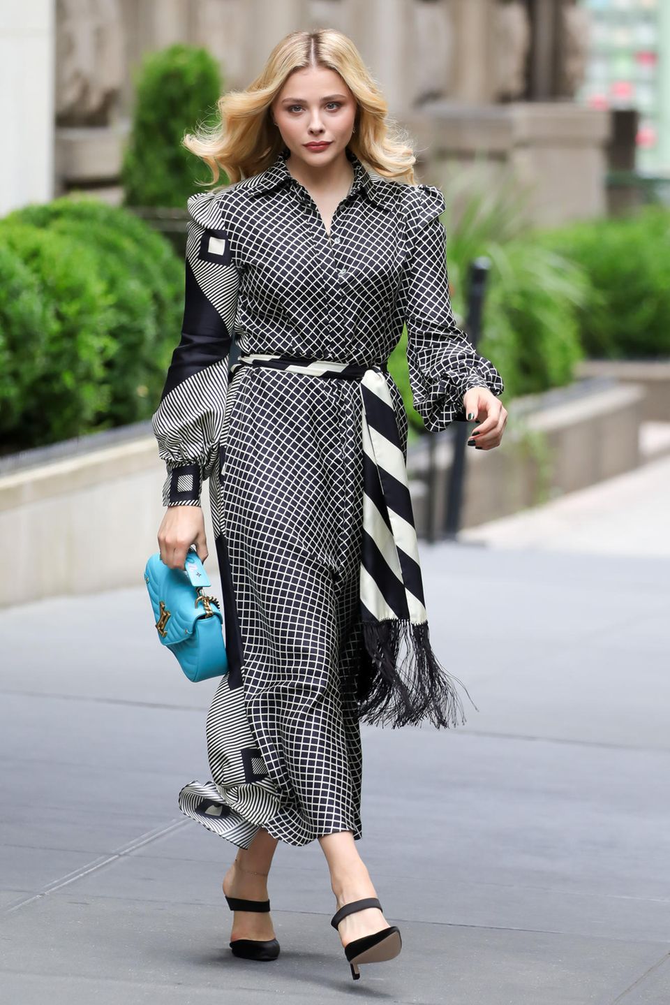 Allein das karierte Hemdkleid von Chloë Grace Moretz ist durch das Muster ein absoluter Hingucker. Mit der Handtasche von Louis Vuitton wird der Look jedoch zum Mega-Highlight.