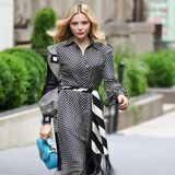 Allein das karierte Hemdkleid von Chloë Grace Moretz ist durch das Muster ein absoluter Hingucker. Mit der Handtasche von Louis Vuitton wird der Look jedoch zum Mega-Highlight.