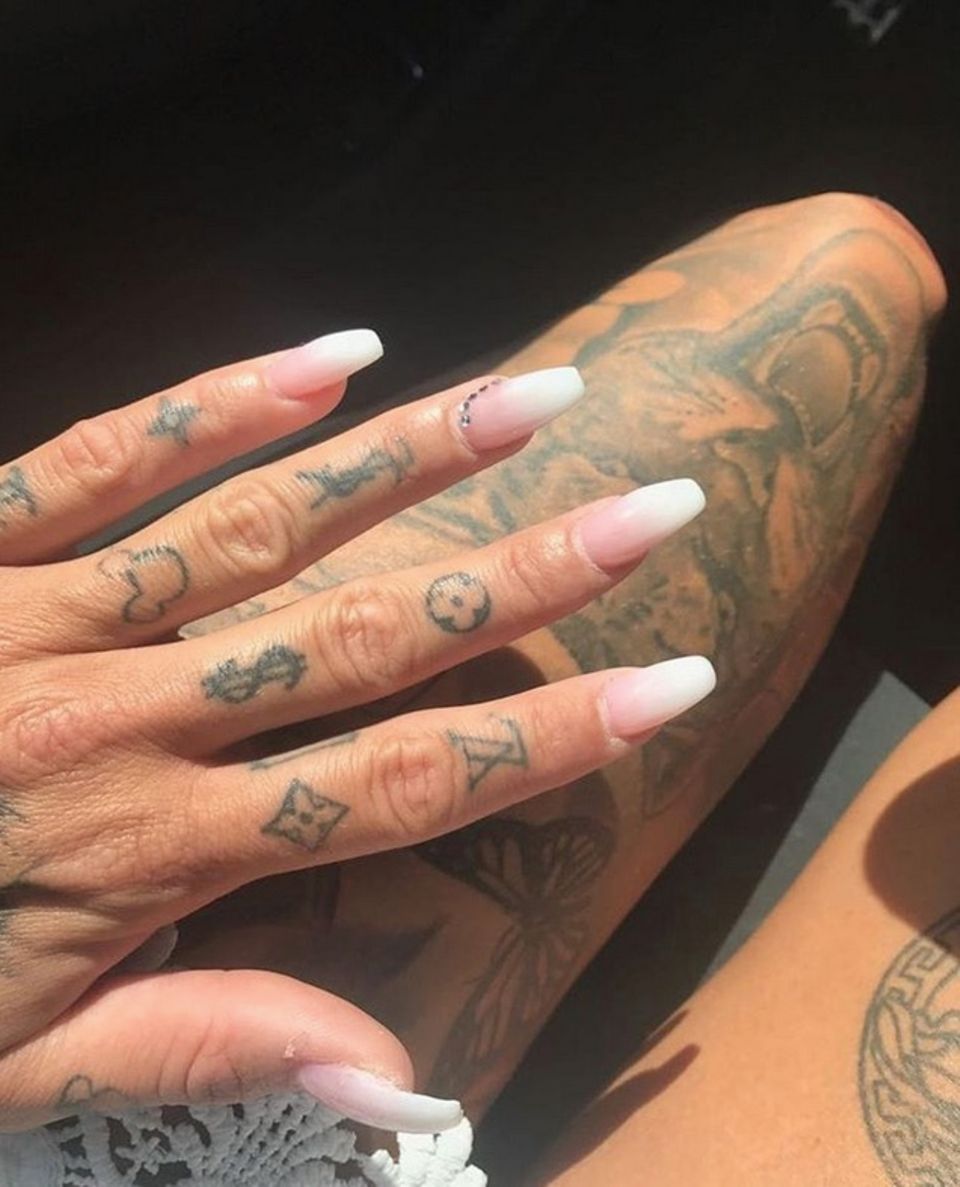Welcher Star könnte diese Tattoos von Marken wie Chanel und Co. an den Fingern haben? Richtig, es ist Gina Lisa Lohfink. Welcher Star könnte diese Tattoos von Marken wie Chanel und Co. an den Fingern haben? Richtig, es ist Gina Lisa Lohfink.