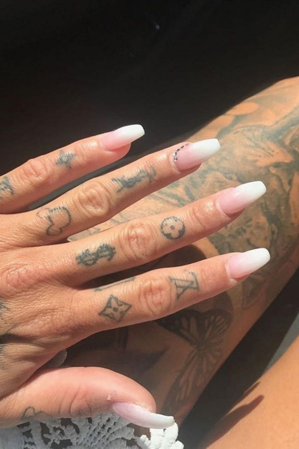 Welcher Star könnte diese Tattoos von Marken wie Chanel und Co. an den Fingern haben? Richtig, es ist Gina Lisa Lohfink. 