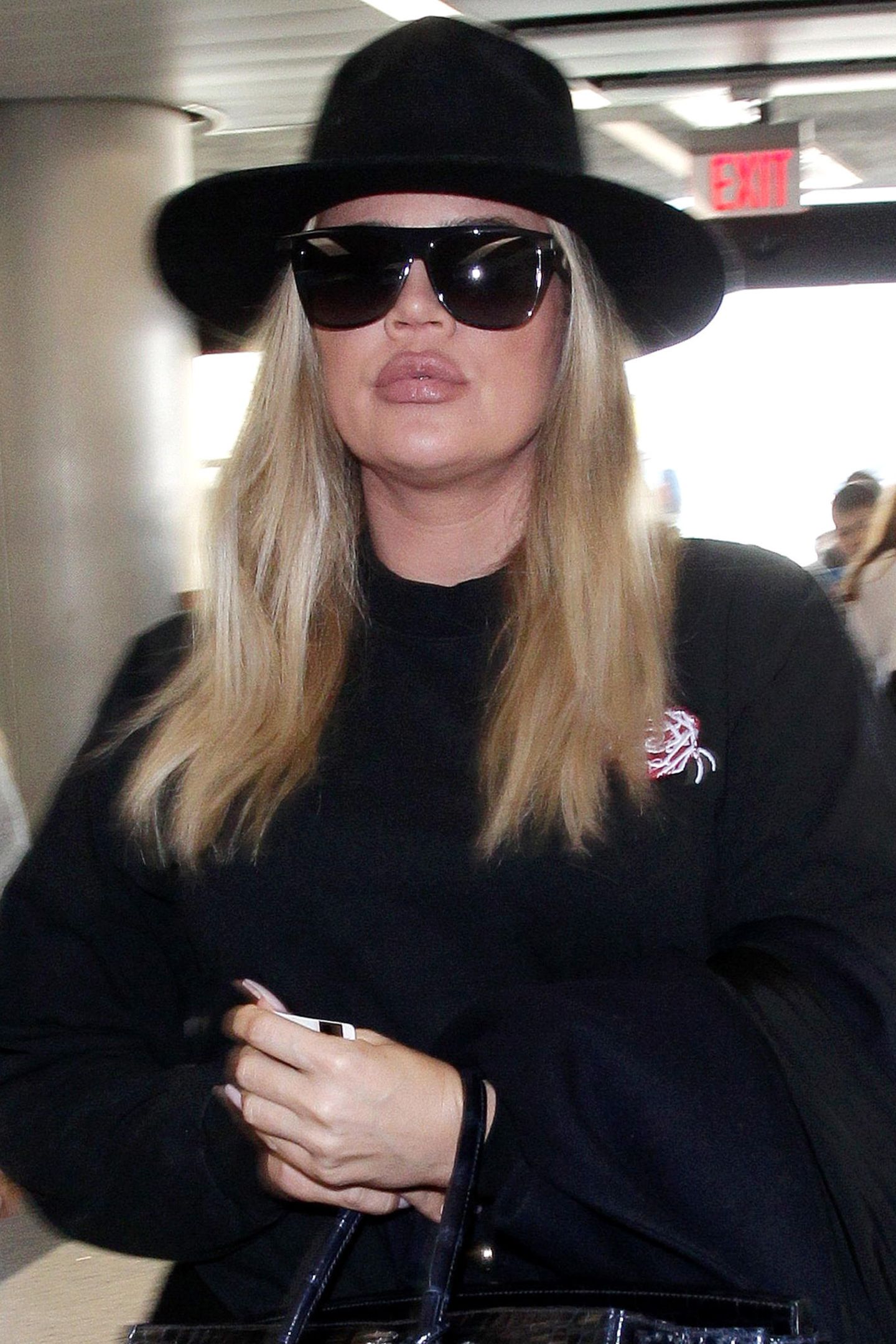 Anfang 2018 ist Khloé Kardashian plötzlich mit sehr voluminösen Lippen unterwegs. Auch wenn sie versucht, möglichst unerkannt zu reisen, fällt der Mund doch sehr auf. Dafür hat sie einige Monate später jedoch eine "Erklärung".