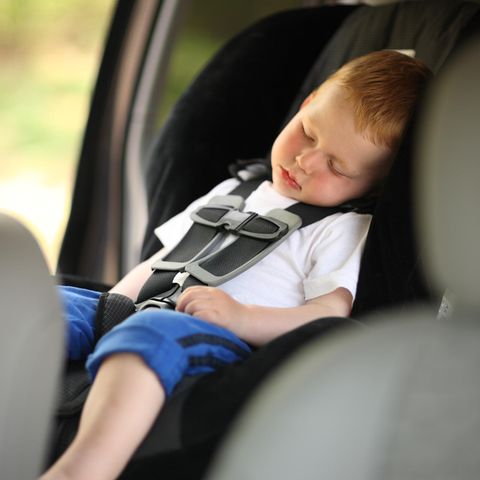 Junge schläft im Auto (Symbolbild) 