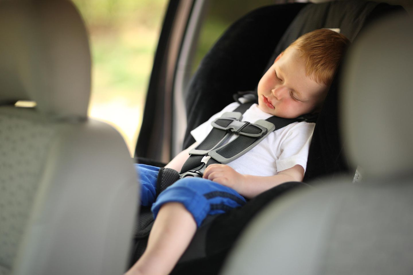 Junge schläft im Auto (Symbolbild) 