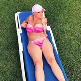 Die "normale" Bikini-Pose entspricht mehr der Realität, ist bei den Strand-Nixen auf Instagram natürlich seltener zu bewundern. Umso sympathischer ist dieser witzige Vergleich von Daniela Katzenberger.  