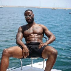 Personal Trainer, Bruder eines Topmodels und selber ganz schön durchtrainiert - Antoine Dunn, der in London "Kobox" unterrichtet, zeigt auf Instagram gerne, was er hat. Nämlich einen krass definierten Oberkörper. Auf seinem Account teilt er aber auch, wie er manchmal seine Schwester trainiert.