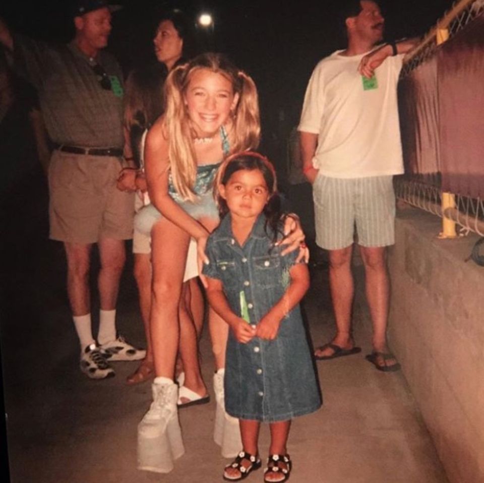 Blake Lively teilt dieses Foto mit ihren Fans auf Instagram: Es zeigt sie bei einem Spice-Girls-Konzert im Jahr 1997, wo sie mit einem Fan posiert. Es handelt sich hierbei jedoch nicht um eine ihrer eigenen Fans, sondern um ein Mädchen, das sie fälschlicherweise für Emma Bunton hält. Bei ihrem Outfit kein Wunder: In XXL-Plateau-Stiefeln, mit Jeansrock und Zöpfchen verkörpert Blake sie perfekt! 